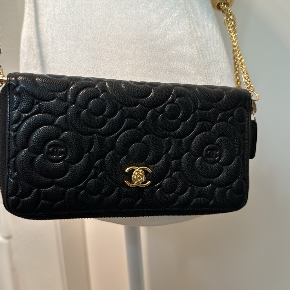 Very Good Used Auth Chanel 2016-2017 Camellia Accent Continental Wallet